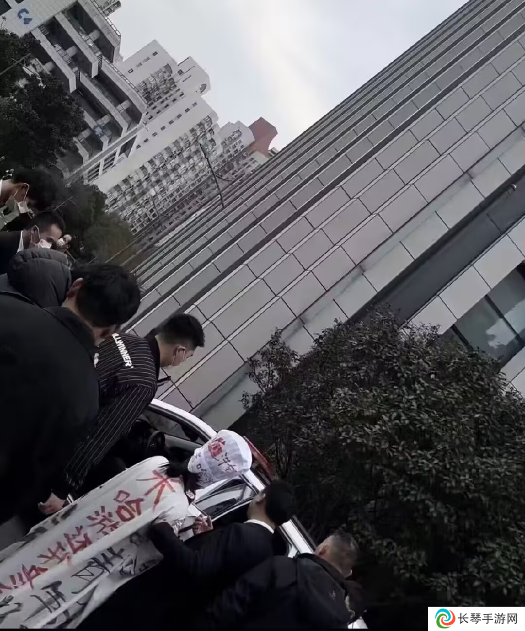 开年吃瓜：未成年乱充原神，单亲母亲上门要求米哈游退款！